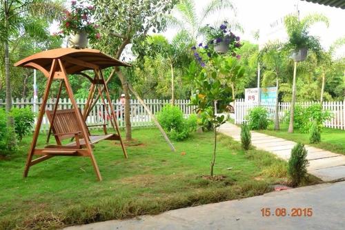 Son Vinh Guest House Stop at Son Vinh Guest House to discover the wonders of Phu Quoc Island. Offering a variety of facilities and services, the hotel provides all you need for a good nights sleep. To be found at the hot