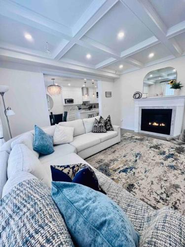 Luxury Oakville Home, Hot Tub, Fireplace, New Home