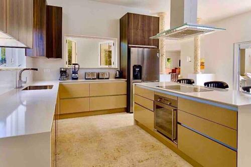 NewVilla-Coral Estate-WalktoBeach-Private Pool-up to 16 Guests SeaView in Willibrordus