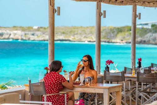 Pub/Lounge, NewVilla-Coral Estate-WalktoBeach-Private Pool-up to 16 Guests SeaView in Willibrordus