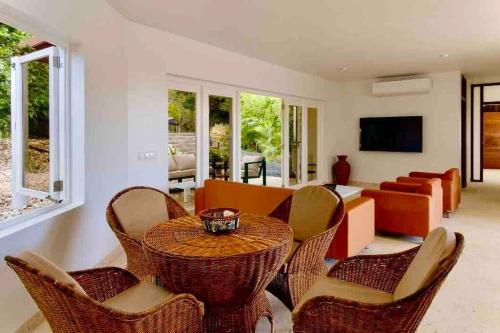NewVilla-Coral Estate-WalktoBeach-Private Pool-up to 16 Guests SeaView in Willibrordus