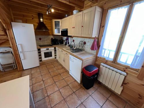 Konyha, Chalet bois au coeur des Pyrénées ariégeoises (Chalet bois au coeur des Pyrenees ariegeoises) in L'Hospitalet-Pres-L'Andorre