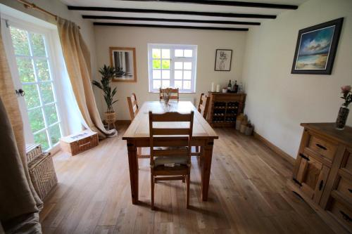 Picturesque 4 Bed Cottage Lingfield, Surrey