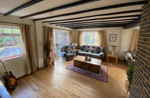 Picturesque 4 Bed Cottage Lingfield, Surrey