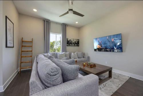 Luxury four-story Home with Rooftop views, 10min to Downtown! Sleeps 12! in Nashville, USA