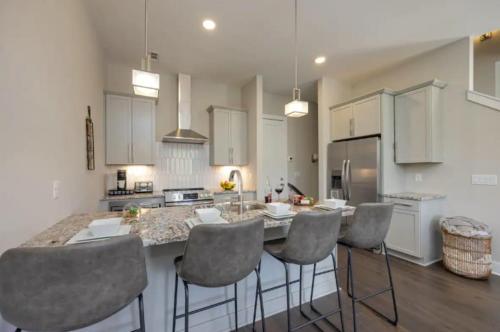 Luxury four-story Home with Rooftop views, 10min to Downtown! Sleeps 12! in Nashville, USA