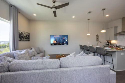 Luxury four-story Home with Rooftop views, 10min to Downtown! Sleeps 12! in Nashville, USA
