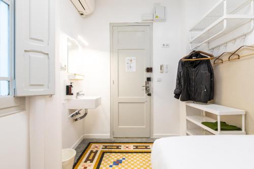 interior Single Room with Shared Toilet image 5