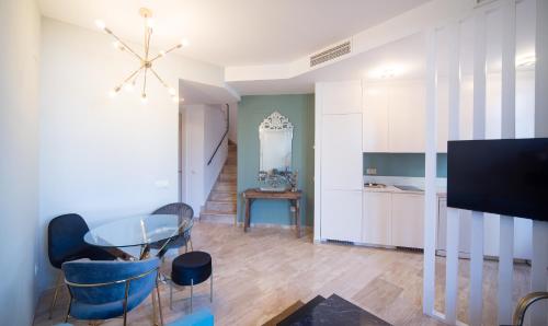 EXCLUSIVE TRIPLEX WITH PRIVATE TERRACE - Tap to explore photos
