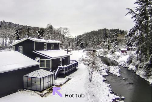 Creekfront near Windham: Game Room, Fire Pit, WiFi in Gilboa, USA