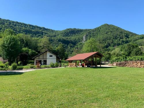 Chalet l'Arcange 2 a 6 personnes au calme bord riviere Lison Franche Comte