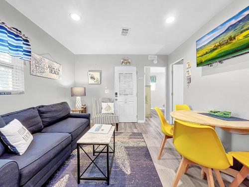 Searenity Stand Alone 2 bed 1 bath Beach Cottage in Bradenton Beach, USA