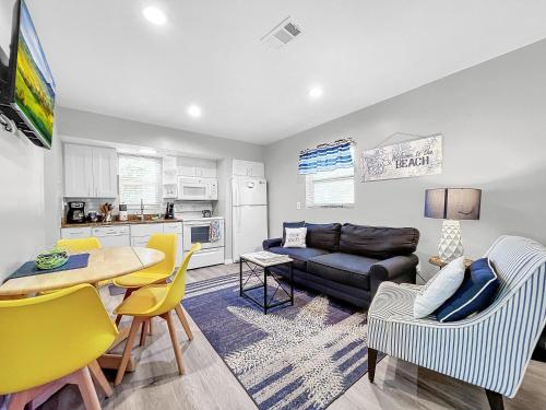 Searenity Stand Alone 2 bed 1 bath Beach Cottage in Bradenton Beach, USA