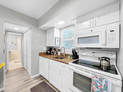 Searenity Stand Alone 2 bed 1 bath Beach Cottage in Bradenton Beach, USA