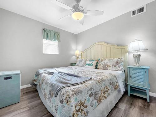 Searenity Stand Alone 2 bed 1 bath Beach Cottage in Bradenton Beach, USA