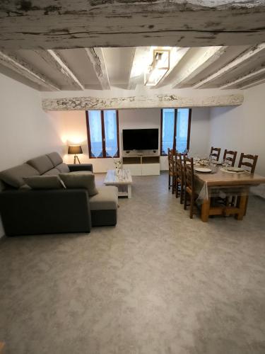 Koplietošanas atpūtas telpa ar TV, Appartement 6-8 personnes, gîte, climatisé, proche du zoo de Beauval et des châteaux de la Loire (Appartement 6-8 personnes, gite, climatise, classe 3 etoiles, proche du zoo de Beauval et des chatea) in Selles-sur-Cher