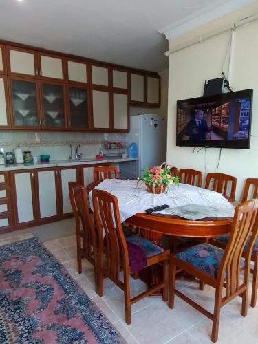 Zona de TV/saló-bar comuns, Casa de  m2 amb 3 habitació i 2 bany privat a Hamidiye Mahallesi (Denize Sıfır_ Müstakil_Bahçeli Yalı_) in Gerze