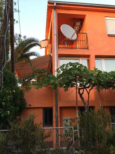 Holiday home Orange family apartments - Location saisonnière - Utjeha-Bušat