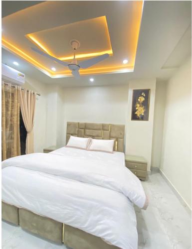 Chic 1-Bed Retreat Your Ideal Urban Escape Awaits Discover Comfort & Convenience in the Heart of Bah in ราฟีบล็อก