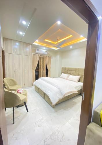Chic 1-Bed Retreat Your Ideal Urban Escape Awaits Discover Comfort & Convenience in the Heart of Bah in ราฟีบล็อก