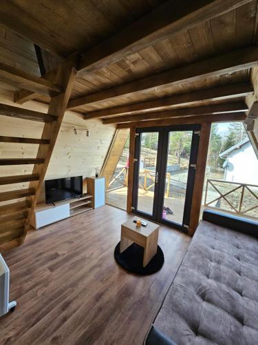 L & V A FRAME HOME mogucnost najma ATW vozila uz objekat