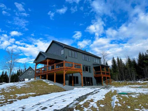 2M New rustic contemporary home with stunning views, great amenities and perfect private location. 2M New rustic contemporary home with stunning views, great amenities and perfect private location.