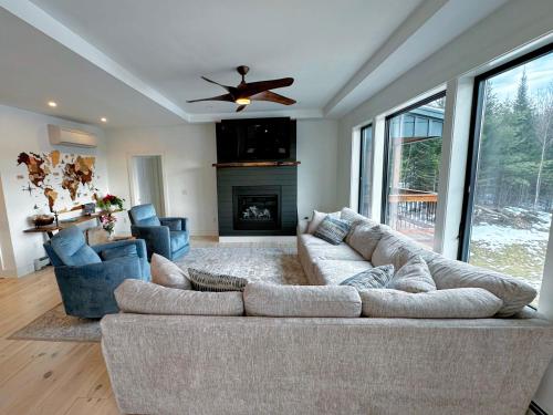 2M New rustic contemporary home with stunning views, great amenities and perfect private location. 2M New rustic contemporary home with stunning views, great amenities and perfect private location.