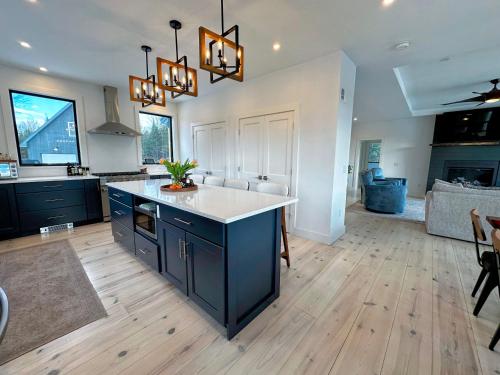 2M New rustic contemporary home with stunning views, great amenities and perfect private location. 2M New rustic contemporary home with stunning views, great amenities and perfect private location.