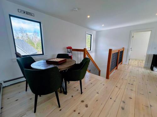 2M New rustic contemporary home with stunning views, great amenities and perfect private location. 2M New rustic contemporary home with stunning views, great amenities and perfect private location.