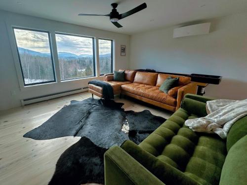 2M New rustic contemporary home with stunning views, great amenities and perfect private location. 2M New rustic contemporary home with stunning views, great amenities and perfect private location.