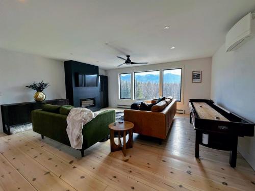 2M New rustic contemporary home with stunning views, great amenities and perfect private location. 2M New rustic contemporary home with stunning views, great amenities and perfect private location.