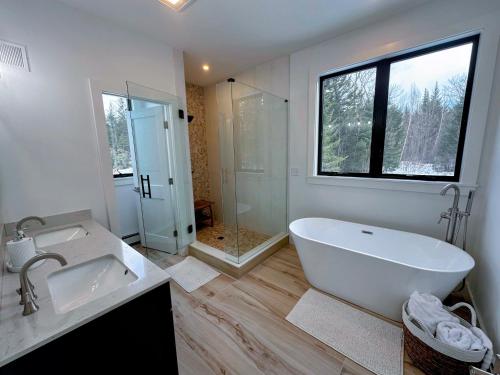 2M New rustic contemporary home with stunning views, great amenities and perfect private location. 2M New rustic contemporary home with stunning views, great amenities and perfect private location.