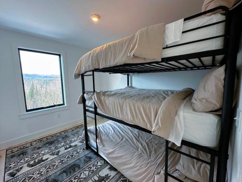 2M New rustic contemporary home with stunning views, great amenities and perfect private location. 2M New rustic contemporary home with stunning views, great amenities and perfect private location.