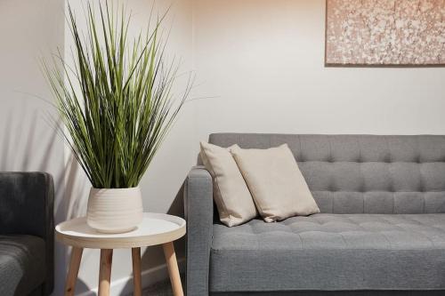 Stradbroke House - 5 Bed Townhouse, Sleeps 11, Great for Group Stays & Workers, FREE Parking & Netflix - Hosted by Stay Host Save gîte à louer Frecheville