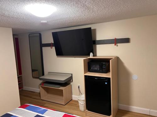 Budget Inn - image 8
