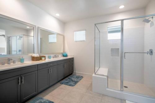 *NEW* Casa Breeza - Luxury Lakefront Home! in Indio, USA
