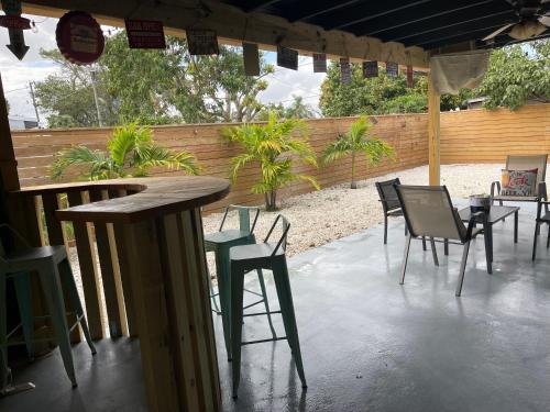 B&B West Palm Beach - “2-Bed- 1.5 Bath with outdoor bar - Bed and Breakfast West Palm Beach