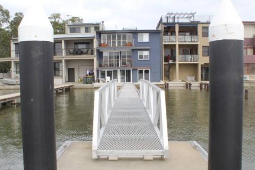 Waterfront Accomodation with Jetty, Port Stephens