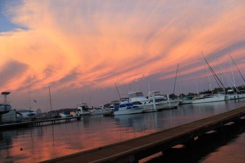 Waterfront Accomodation with Jetty, Port Stephens