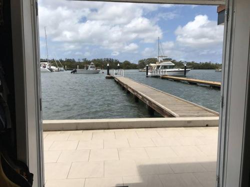 Waterfront Accomodation with Jetty, Port Stephens