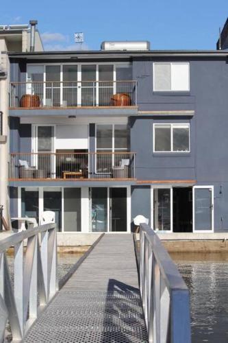 Waterfront Accomodation with Jetty, Port Stephens