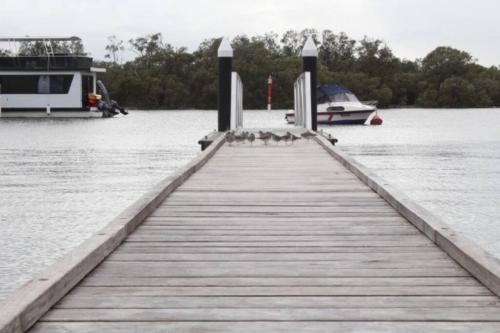 Waterfront Accomodation with Jetty, Port Stephens