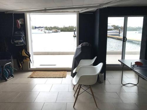 Waterfront Accomodation with Jetty, Port Stephens