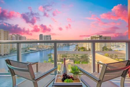 Pool - Apartment with Balcony - Gym - Near Beach in Hallandale Beach, USA