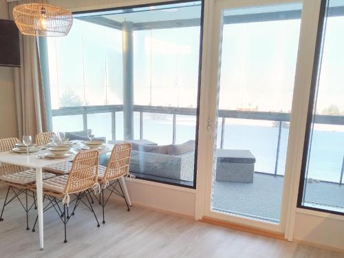 Balcony/terrace, Timantti Apartments by Hiekka Booking in Kalajoki