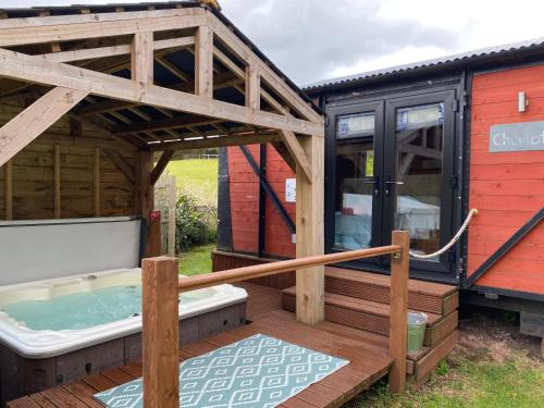 Luxury Railway carriage with own private hot tub