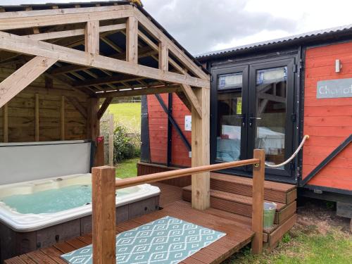 Viesnīcas āriene, Luxury Railway carriage with own private hot tub in Lanveino