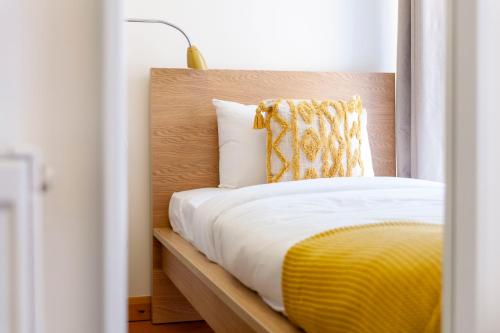 Bright 2BR flat off trendy Chiswick High Road, London (photo 8)