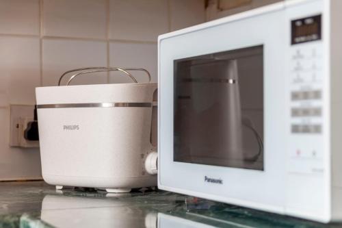 Bright 2BR flat off trendy Chiswick High Road, London (photo 11)