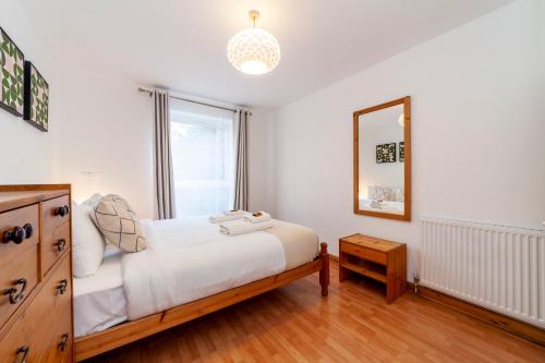 Bright 2BR flat off trendy Chiswick High Road, London (photo 3)